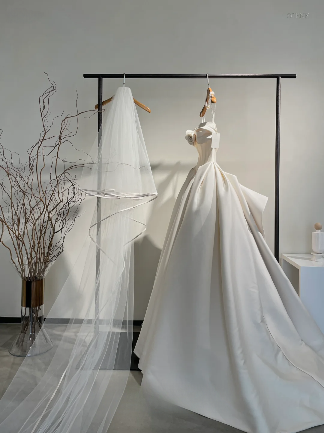 Princess Ball Gown Spaghetti Straps Light Ivory Satin Applique With Wedding Veil Long Wedding Dress GG2989