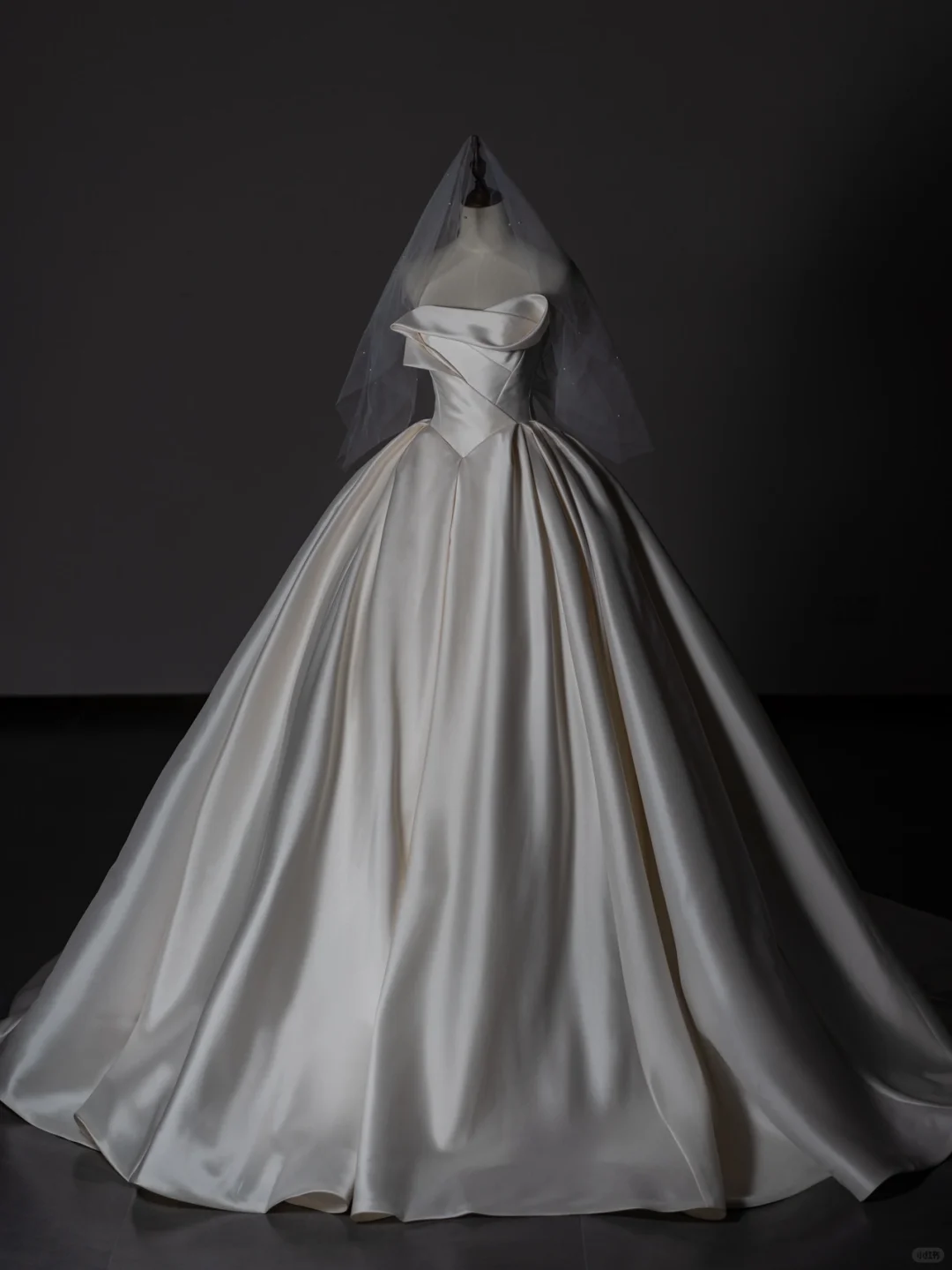 Classic Ball Gown Strapless Satin Pleated With Wedding Veil Long Wedding Dress GG2994