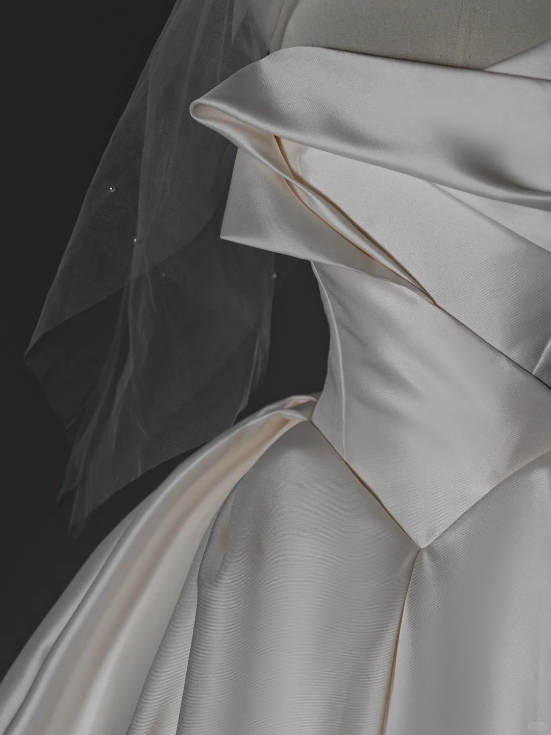 Classic Ball Gown Strapless Satin Pleated With Wedding Veil Long Wedding Dress GG2994