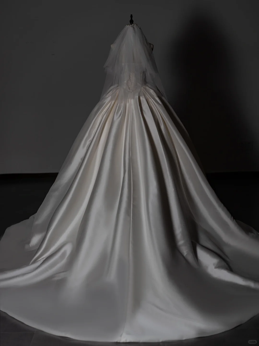 Classic Ball Gown Strapless Satin Pleated With Wedding Veil Long Wedding Dress GG2994