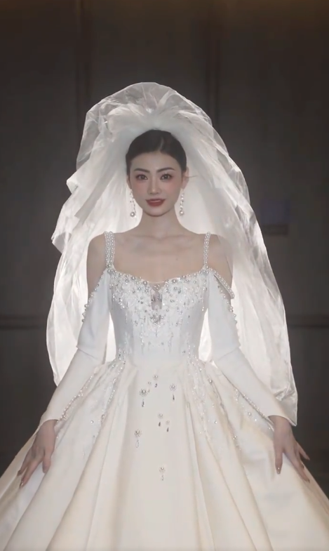 Gorgeous Ball Gown Spaghetti Straps White Satin Tulle Beaded Long Sleeves With Veil Long Wedding Dress GG3020