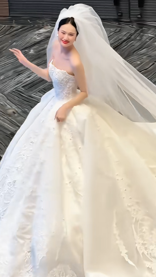 Timeless Ball Gown White Strapless Satin Applique With Veil Long Wedding Dress GG3025
