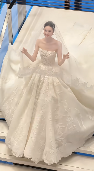 Timeless Ball Gown White Strapless Satin Applique With Veil Long Wedding Dress GG3025