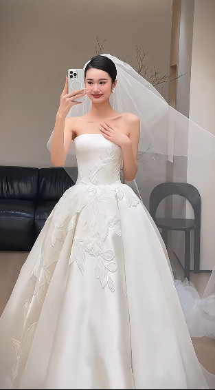 Elegant Ball Gown Strapless White Satin Applique With Veil Long Wedding Dress GG3031