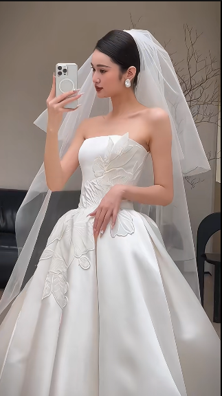 Elegant Ball Gown Strapless White Satin Applique With Veil Long Wedding Dress GG3031