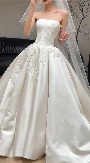 Elegant Ball Gown Strapless White Satin Applique With Veil Long Wedding Dress GG3031