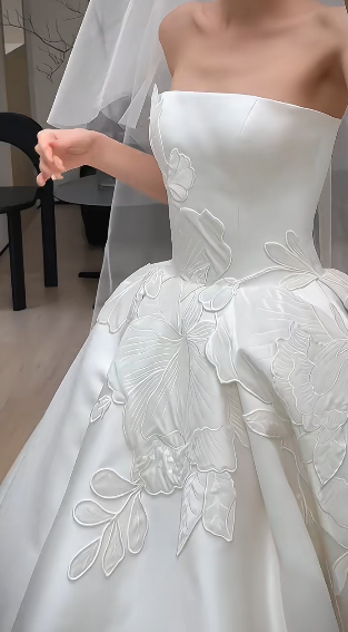 Elegant Ball Gown Strapless White Satin Applique With Veil Long Wedding Dress GG3031