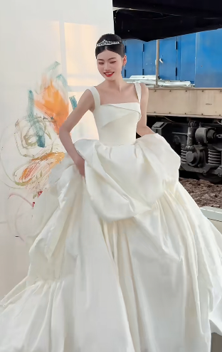 Vintage Ball Gown Strapless Ivory Satin Pleated With Veil Long Wedding Dress GG3032