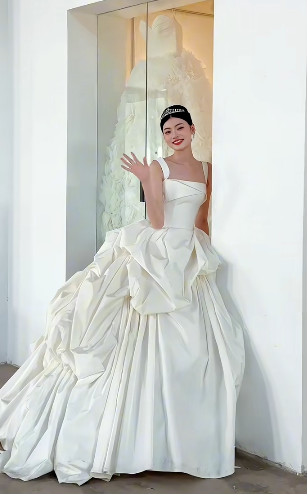 Vintage Ball Gown Strapless Ivory Satin Pleated With Veil Long Wedding Dress GG3032